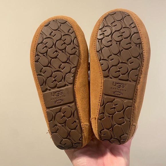 Like New UGG slipper - Picture 2 of 4